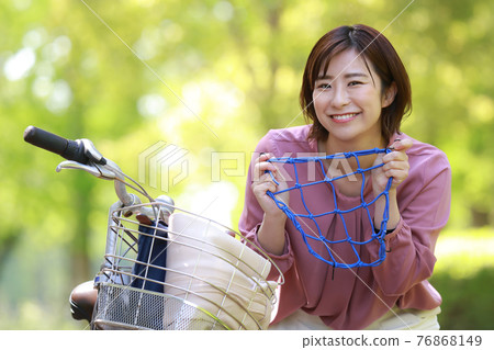 帶自行車網的女人 帶自行車網的女人 76868149