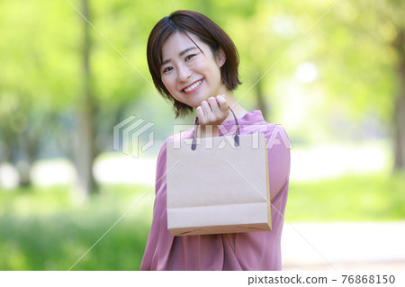 Women with paper bags 76868150
