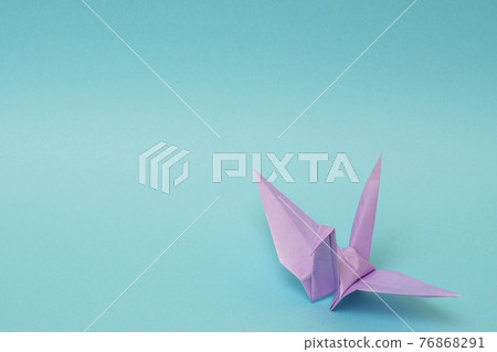 淺藍色背景中的淺紫色紙鶴 76868291