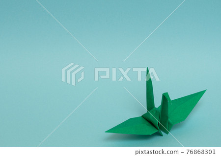 淺藍色背景中的綠紙鶴 76868301