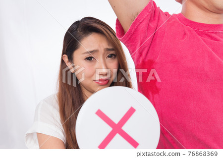 Women who judge men's armpit sweat 76868369