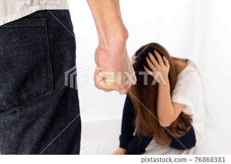 一個女人被一個男人握著拳頭嚇壞了 76868381