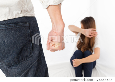一個女人被一個男人握著拳頭嚇壞了 76868382