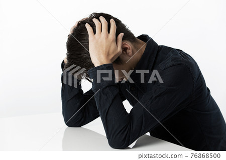 Man holding his head 76868500