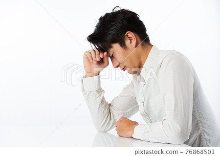 Man holding his head 76868501