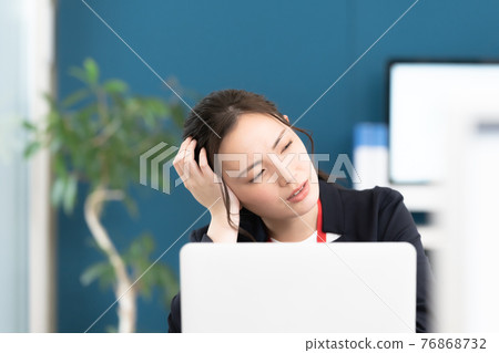 Women suffering from the office 76868732