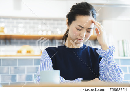 Female illness headache Female illness headache 76868754