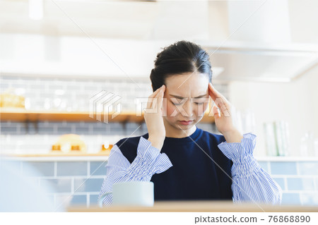 Female illness headache Female illness headache 76868890