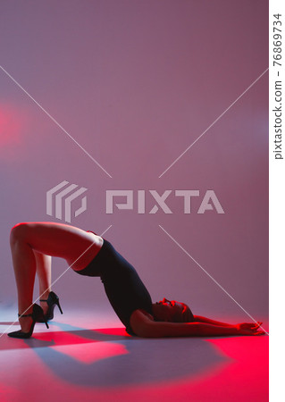 Art portrait of an beautiful fashion model girl Art portrait of an beautiful fashion model girl 76869734