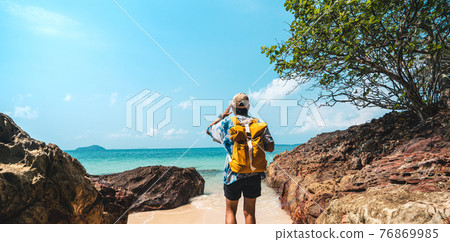 Seaside travel man with yellow bags travel to the beach 76869985