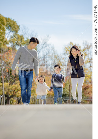 一家四口在秋葉公園散步 76871446