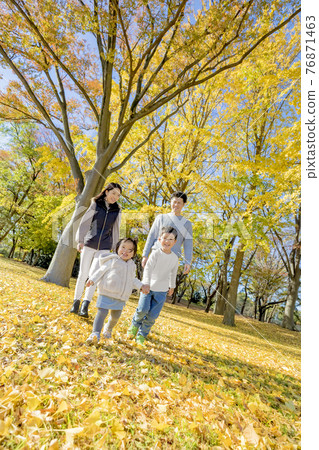 一家四口在秋葉公園玩耍 76871463