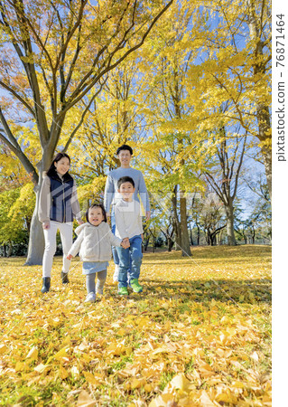 一家四口在秋葉公園玩耍 76871464