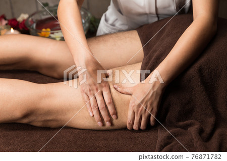 Thigh massage 76871782