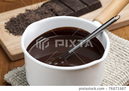 在平底鍋中融化切碎的巧克力 在平底鍋中融化切碎的巧克力 76871987