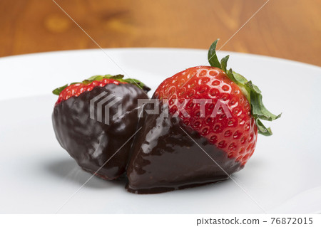 Strawberry chocolate fondue 76872015