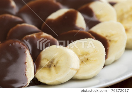 Chocolate bananas: Sprinkle plenty of chocolate on bananas 76872017