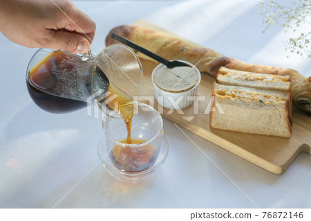 Coffee and bread breakfast scenery 76872146