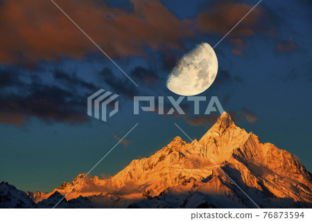 Moon over Umeri Snow Mountain 76873594