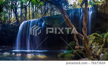 Nabegadaki_像瀑布一樣寬闊的瀑布，瀑布後面有一個空間，從後面可以看到瀑布 76873684