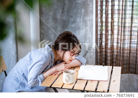 Young woman with glasses to read Young woman with glasses to read 76873691