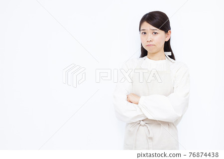 Housewife in her thirties who is at a loss 76874438
