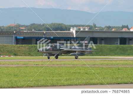 瑞士空軍獵人 T68 教練機起飛 瑞士空軍獵人 T68 教練機起飛 76874865