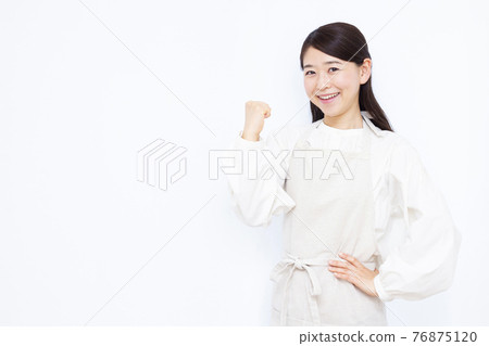 做膽量姿勢的三十多歲的家庭主婦 76875120