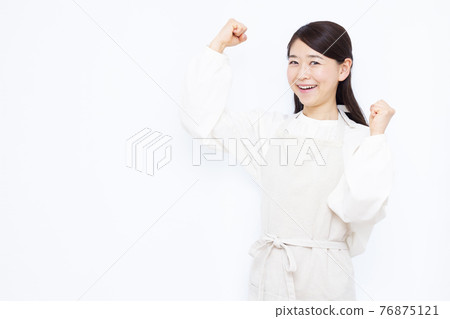 做膽量姿勢的三十多歲的家庭主婦 76875121