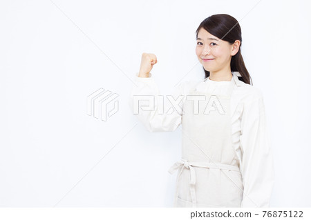 做膽量姿勢的三十多歲的家庭主婦 76875122