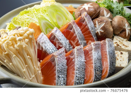 提供美味的火鍋料理 76875476