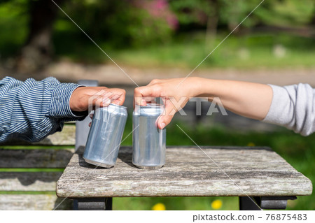 街頭飲酒形象 76875483