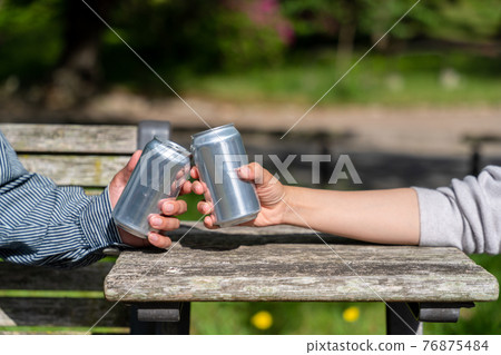 街頭飲酒形象 76875484
