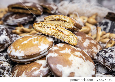gingerbread with fruit and cream filling, drying, bagels 76876250