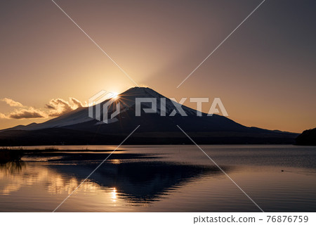 （山梨縣）夕陽與富士山/雙鑽石富士 76876759