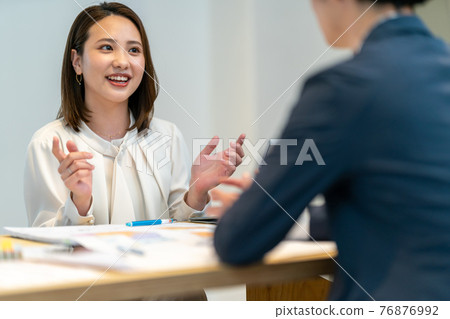女商人辦公室面試介紹 76876992