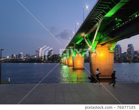濱江夜景 76877185