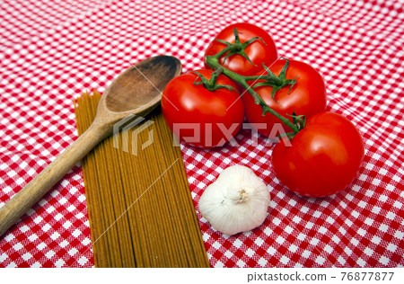 Spaghetti, Garlic and Tomato home cooking ingredients Spaghetti, Garlic and Tomato home cooking ingredients 76877877