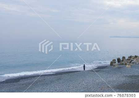 The sea seen from the parking of Seisho Bypass in cloudy weather 76878303