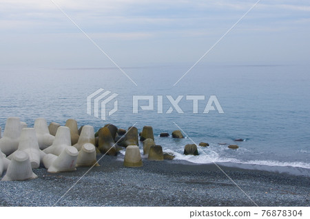 The sea seen from the parking of Seisho Bypass in cloudy weather 76878304