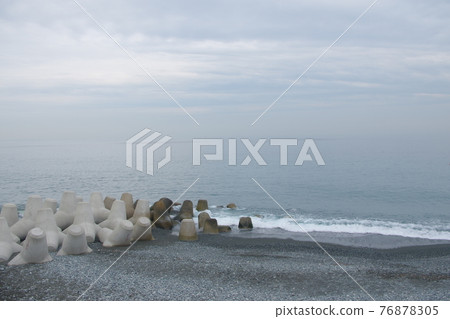 The sea seen from the parking of Seisho Bypass in cloudy weather 76878305