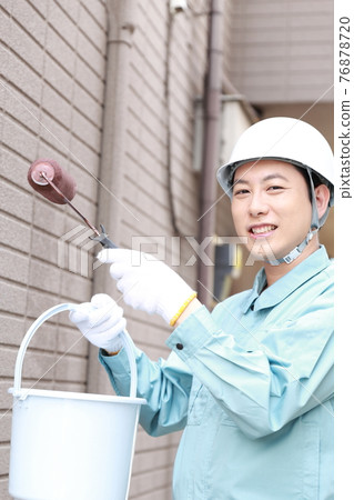 男性工人畫房子的外牆 男性工人畫房子的外牆 76878720