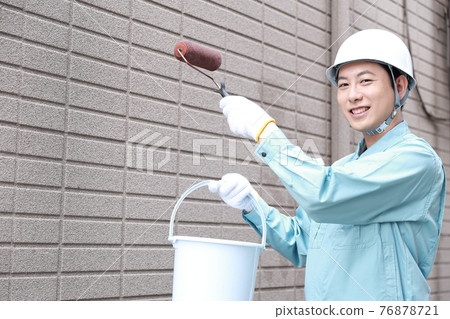 男性工人畫房子的外牆 男性工人畫房子的外牆 76878721
