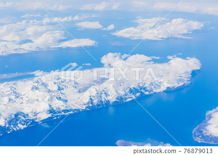 Snowy field Snowy field 76879013