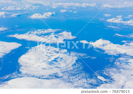 Snowy field Snowy field 76879015