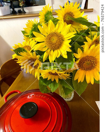 向日葵花束和禮物紅色 Le Creuset 向日葵花束和禮物紅色 Le Creuset 76879424