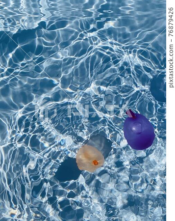 漂浮在夏季游泳池中的水氣球 76879426
