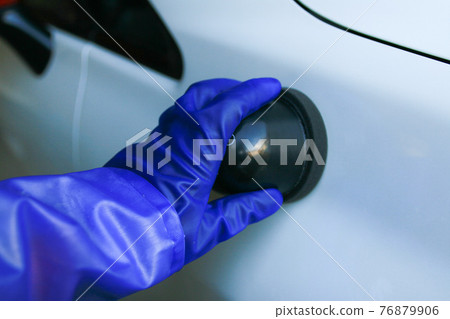 Applying wax with Wax Grip 76879906