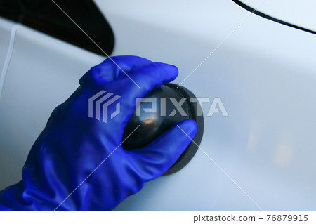 用蠟夾塗蠟 用蠟夾塗蠟 76879915