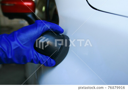 用蠟夾塗蠟 用蠟夾塗蠟 76879916